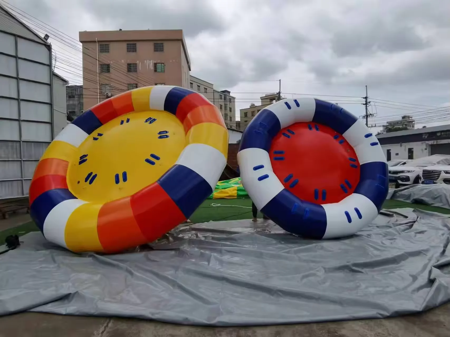 Barco giratório de água inflável grande de 10/13 pés, tubo rebocável voador, barco de discoteca de água com bomba para diversão aquática de lago oceano