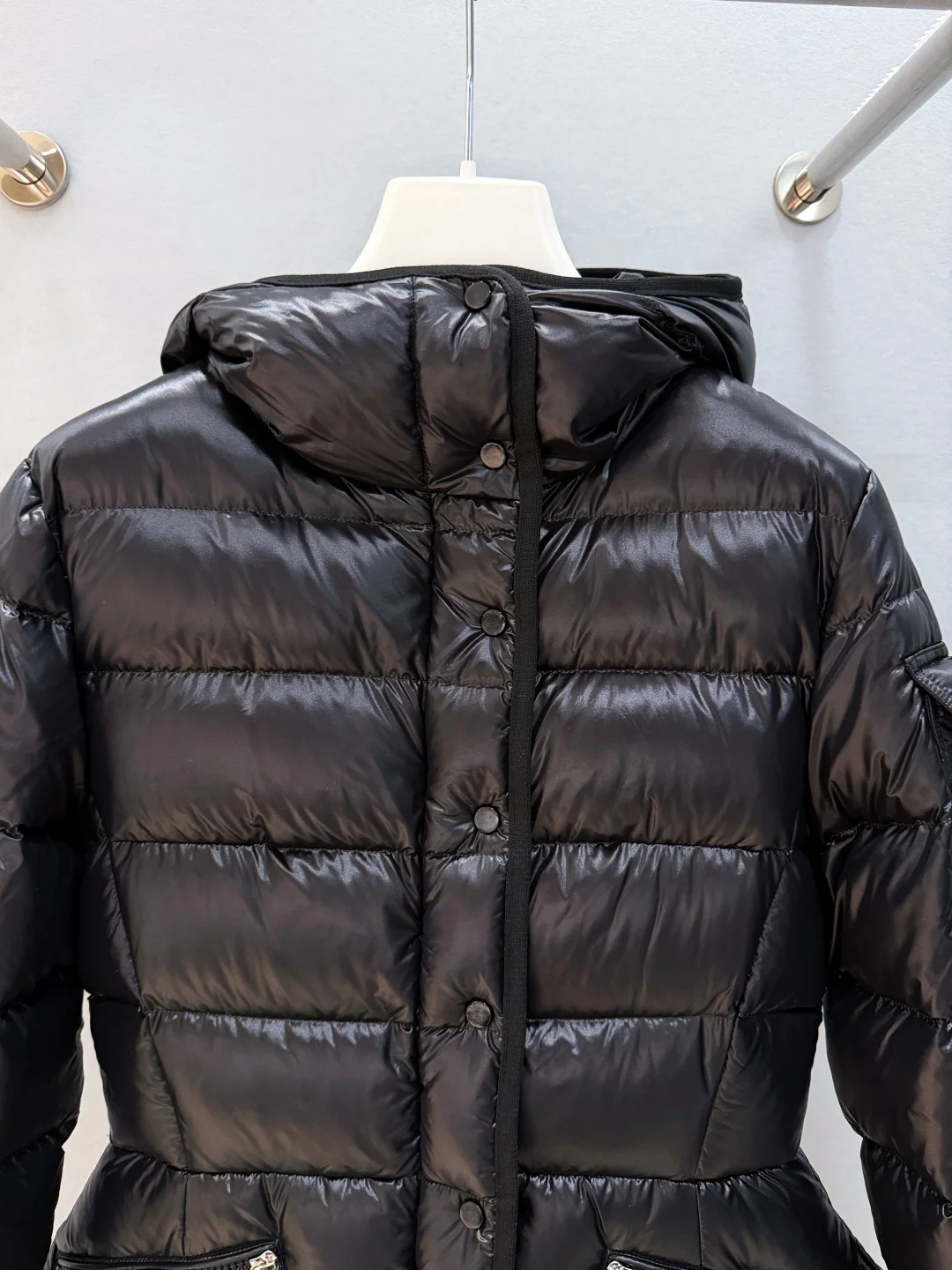 เสื้อแจ็คเก็ตขนเป็ดฤดูหนาวปี 2025 ขนห่านขาว 95% คุณภาพสูง ทนทาน ฮาร์ดแวร์สั่งทำพิเศษ คุณภาพระดับไฮเอนด์