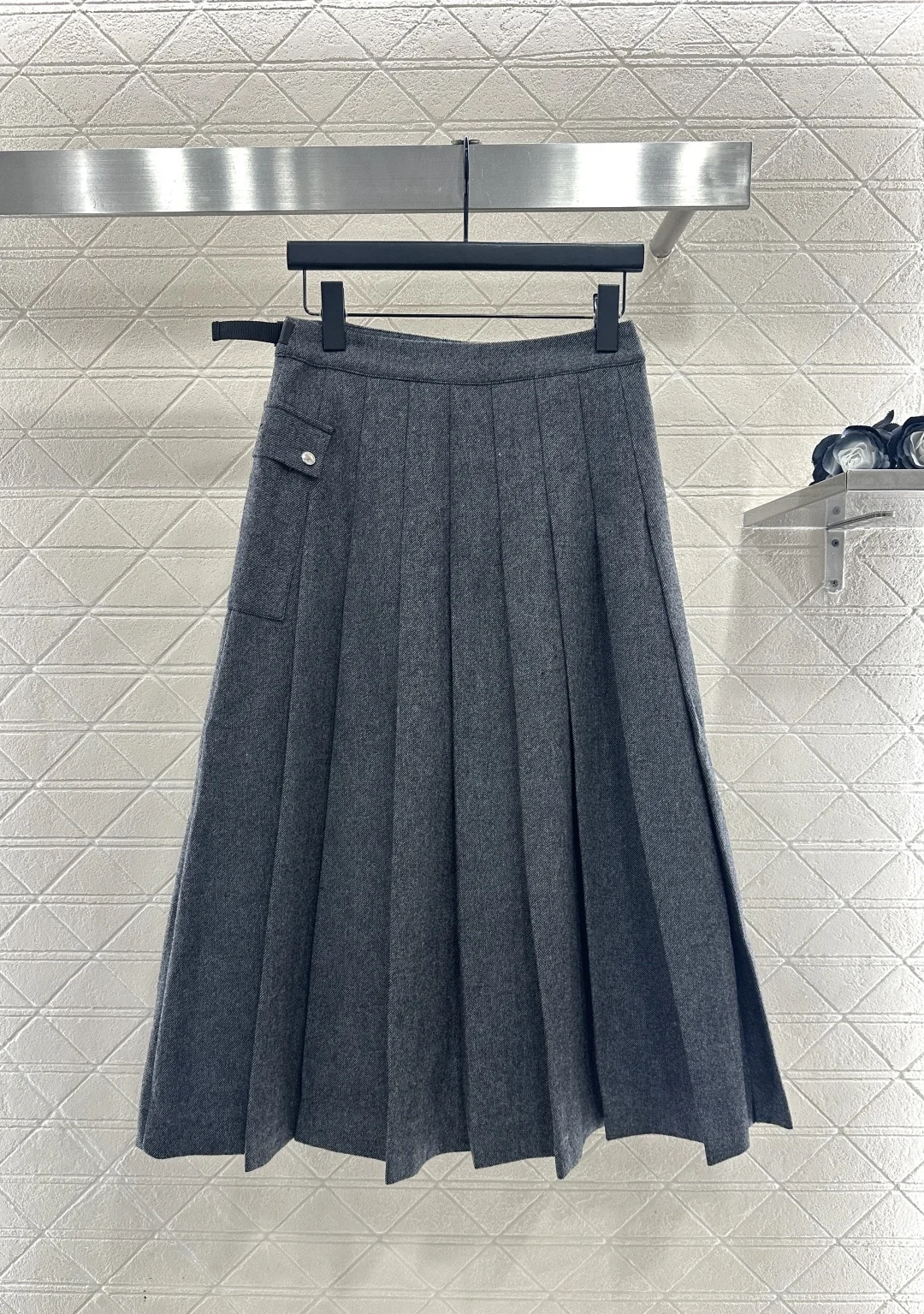

Women's new belt mid length pleated half skirt fashionable and stylish, comfortable to wear, double warmth half skirt