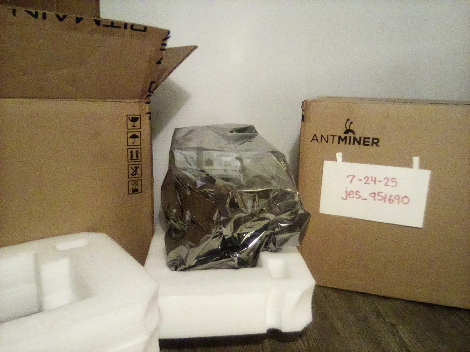 

AJ Bitmain Antminer L7 9050M -NEW IN BOX- Scrypt Miner - Doge, Litecoin