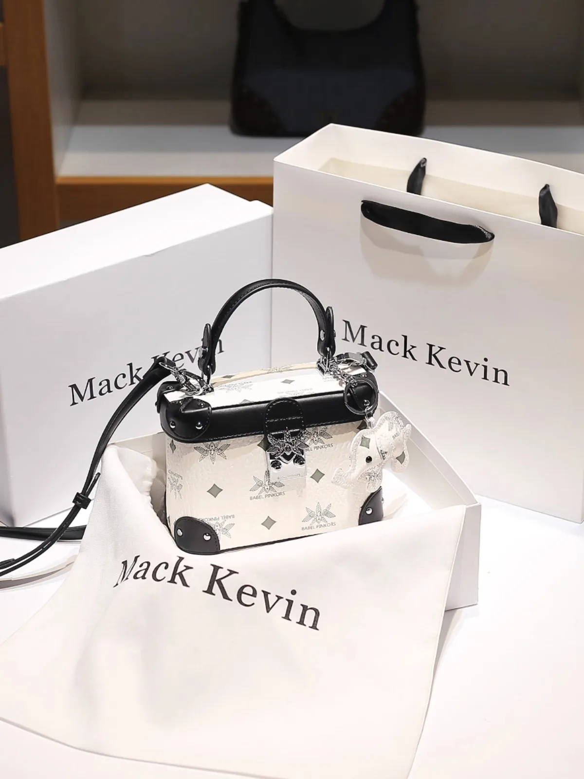 

Легкая роскошная и популярная ручная квадратная сумка с уникальным рисунком и украшением. Классическая сумка через плечо через плечо 2024.