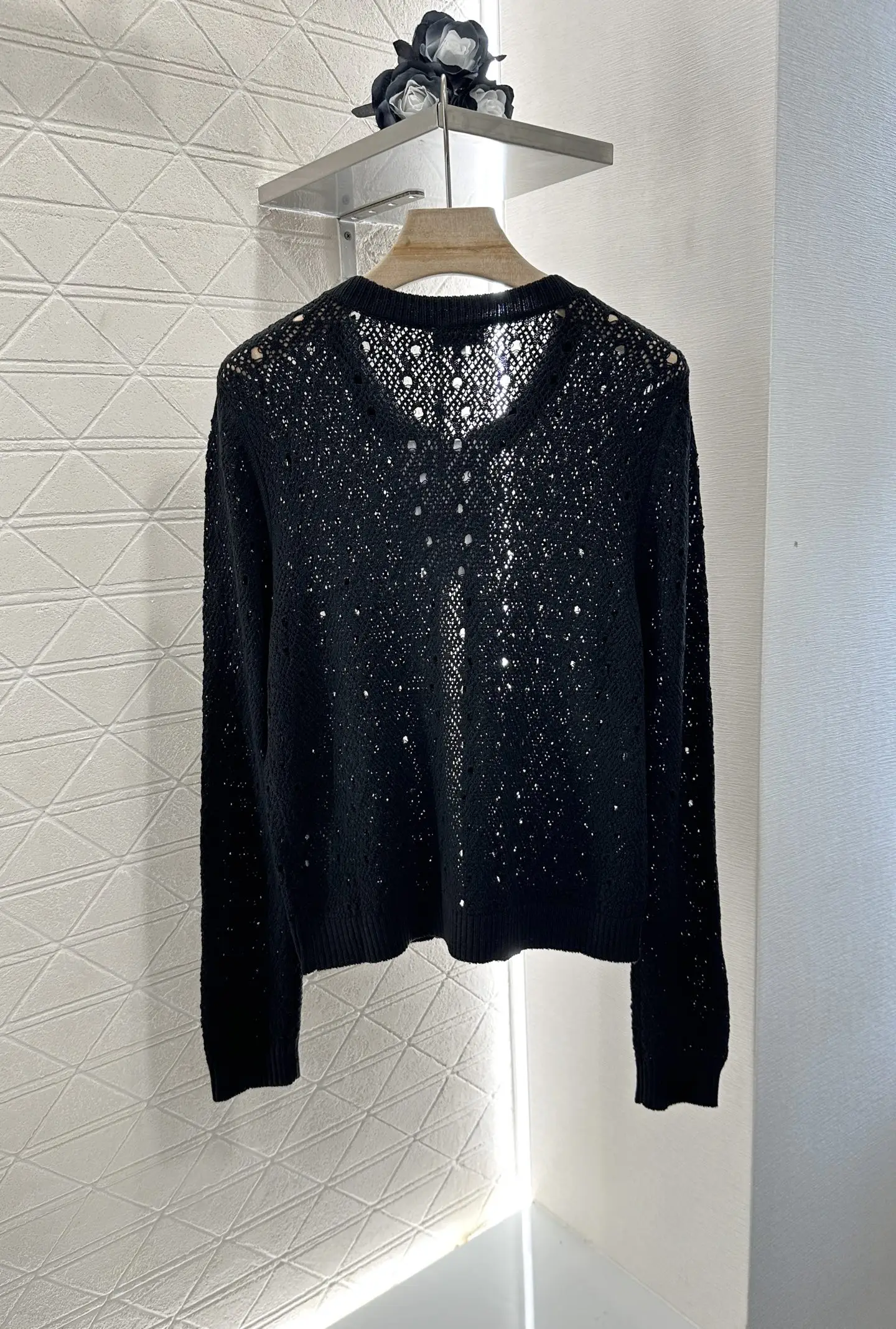 

25 New Summer Hollow B;ack and White Two-color Exquisite High-Grade Unique Button Design Knitted Top