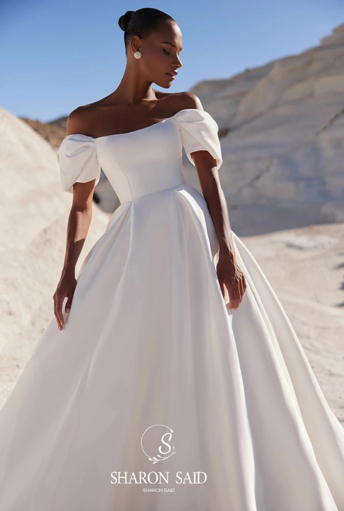 Sharon Said 2025 Gaun Pengantin Satin Putih Off A-Line Tanpa Tali Modern Gaun Pengantin Kereta Pengadilan Bahu Terbuka SW223 Disesuaikan