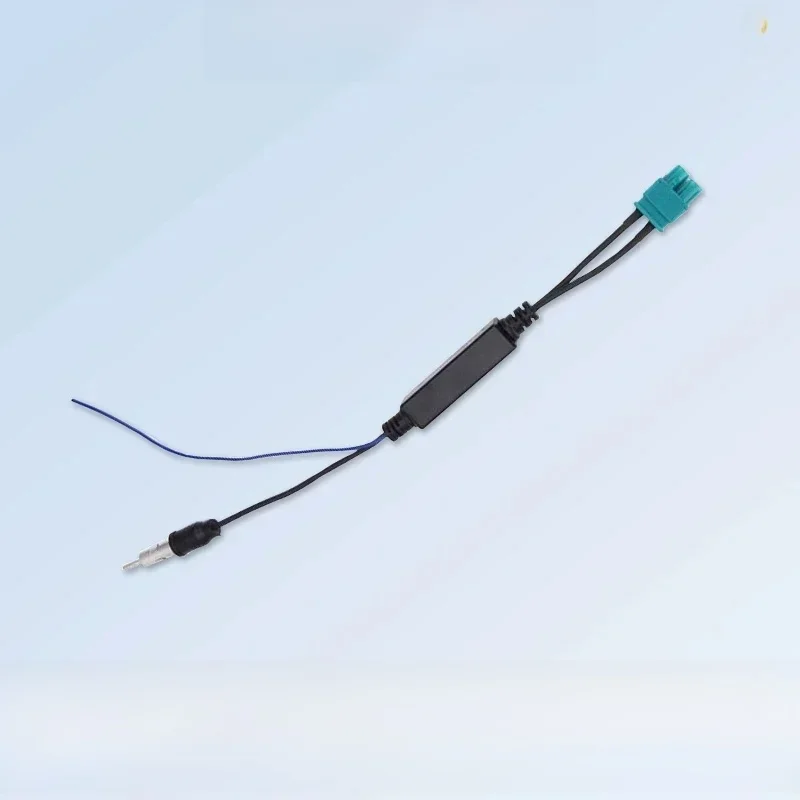 Autoradio-Antennenadapter und spezielles Kabel für VW