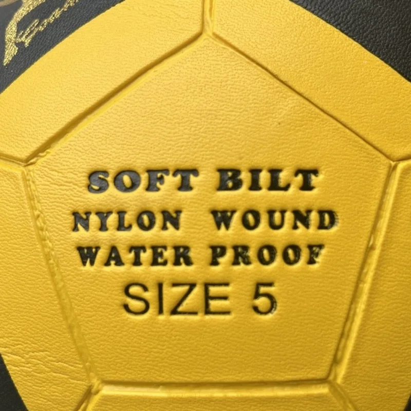 Ballon de football professionnel pour l'entraînement et les matchs, personnalisable pour les équipes sportives et les supporters, consultation d'achat disponible.