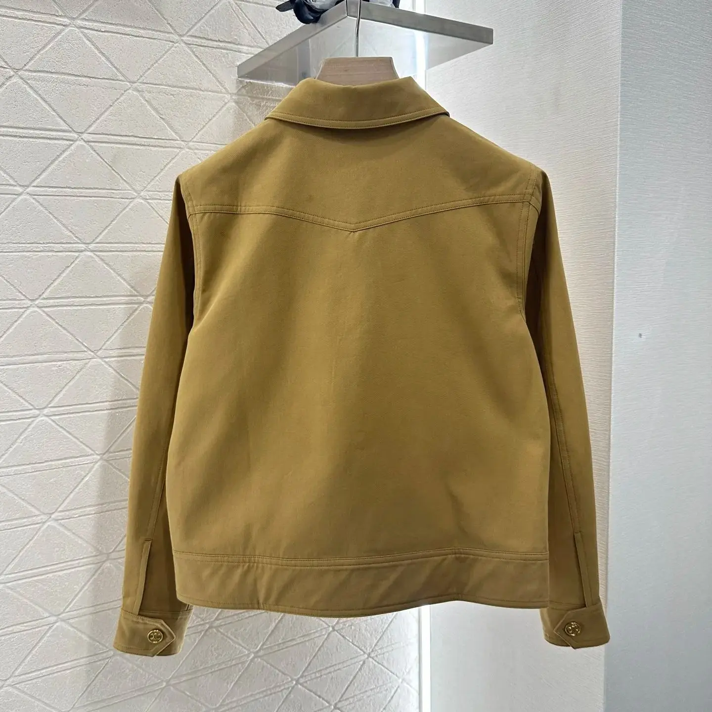 2025 Nuevos productos en los estantes Chaqueta corta con solapa retro Traje de falda Material de algodón Bolsillo con solapa y solapa con cremallera