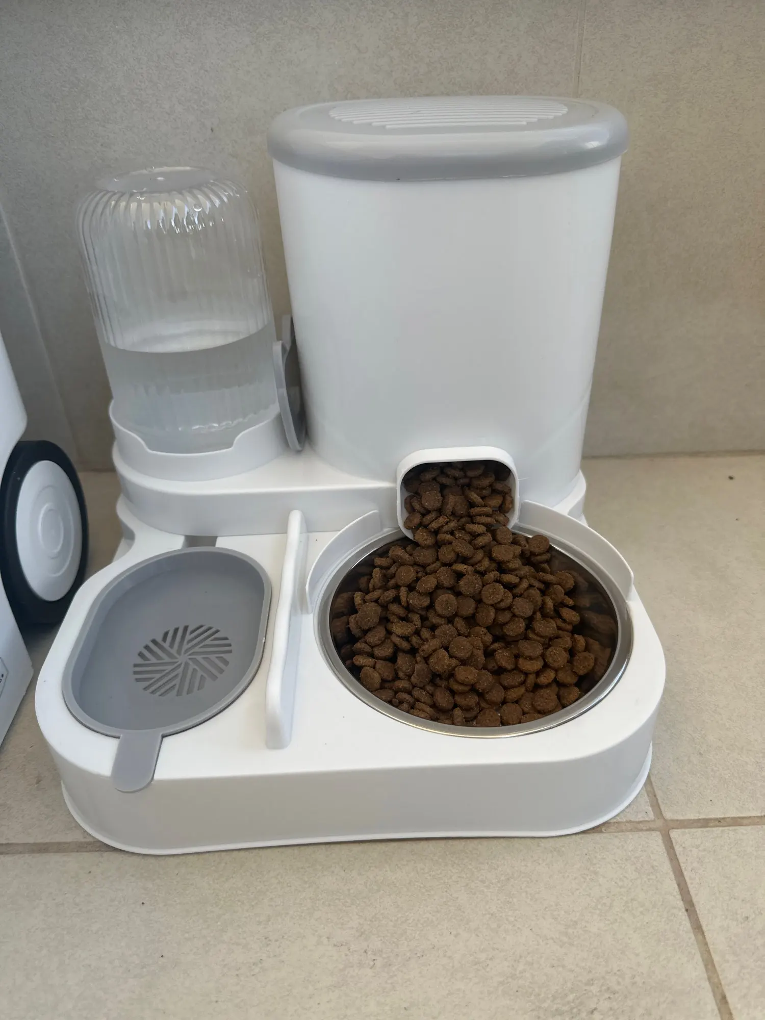 Customer review photo for Dual-Bowl Automatic Cat Feeder for Two Pets