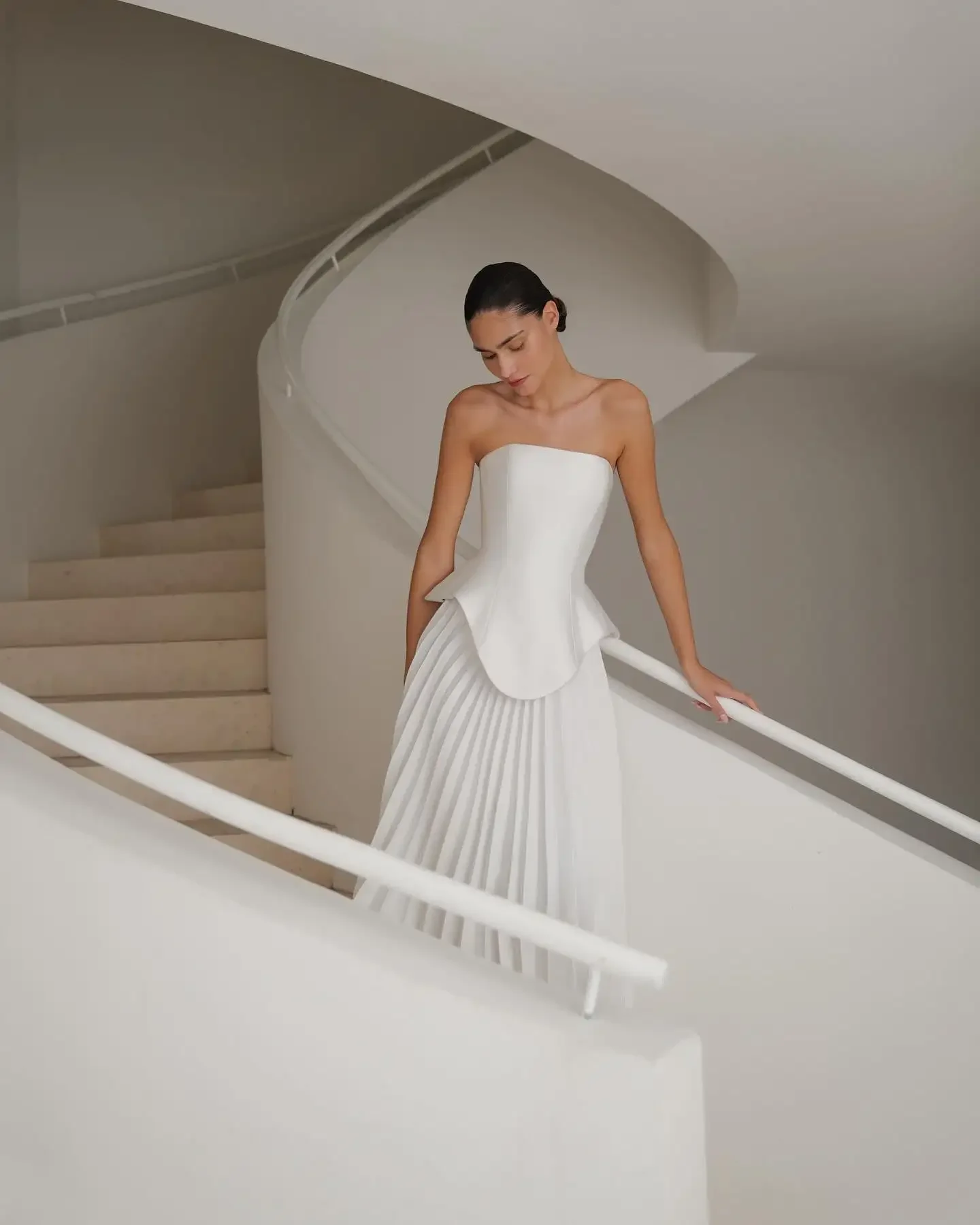 Lakshmigown Weißes Plissiertes Hochzeitskleid Langes Brautkleid aus Seiden-Taft Weißes Plissee-Hochzeitskleid Nach Maß – Detail 6