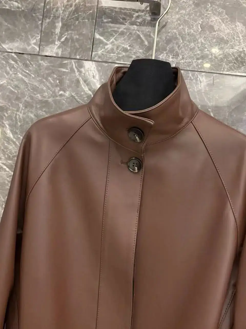 เสื้อแจ็คเก็ตหนังแท้คอตั้งสไตล์ลำลองสำหรับผู้หญิง พร้อมเข็มขัด