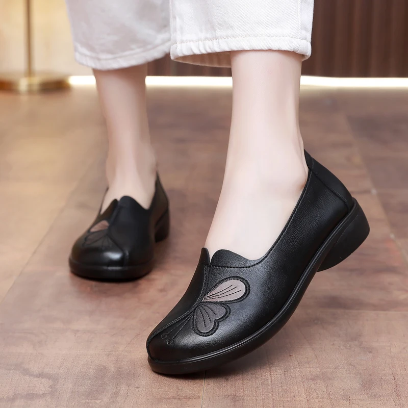 2025 printemps nouvelles femmes chaussures en cuir décontractées édition coréenne petites chaussures simples mode chaussures pour femmes léger à semelles souples Comf