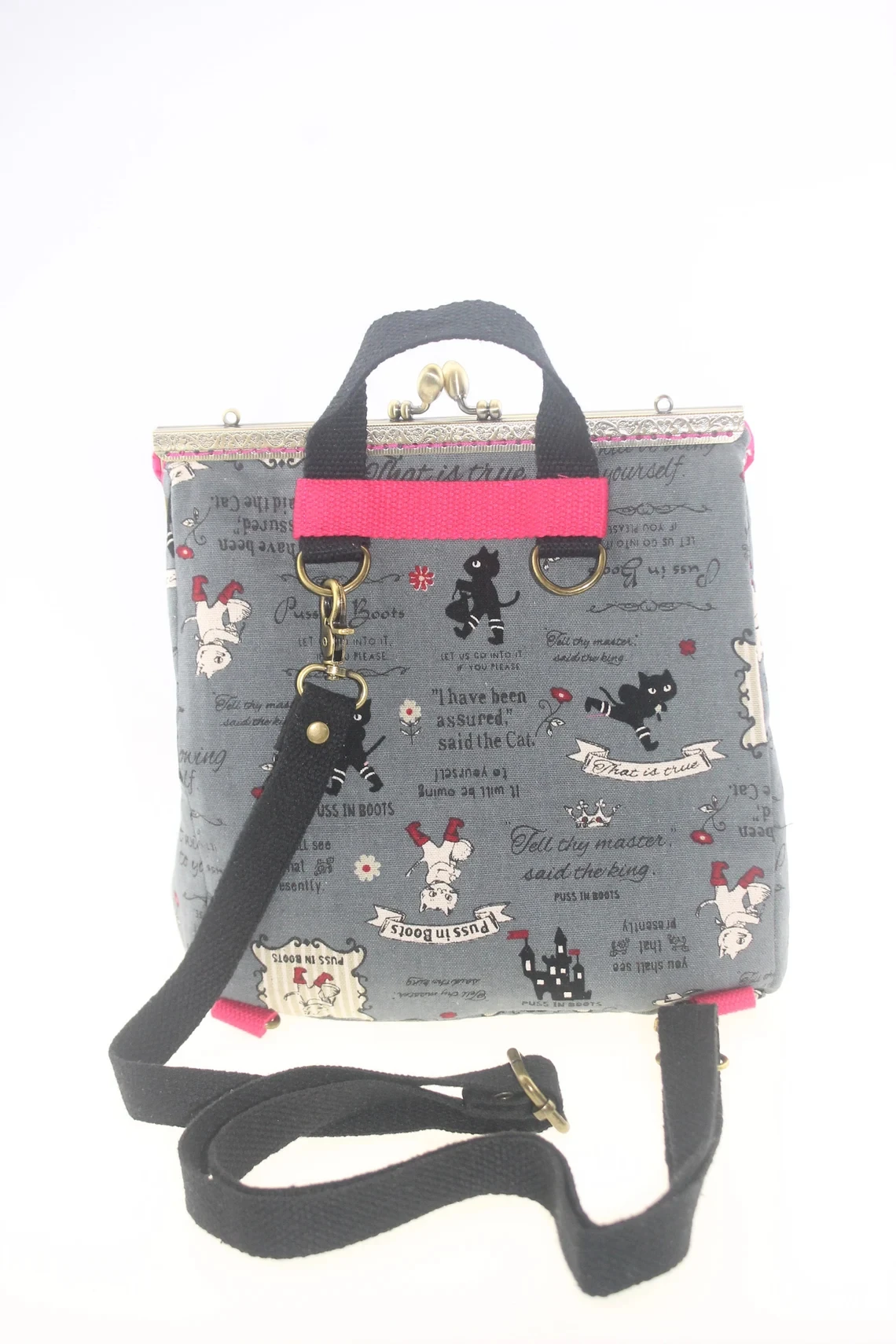 Lost In Vintage Ukuran Besar Puss in Boots Print Kiss Lock Ransel Convertible atau Tas Selempang atau Bahu dengan Logam 23x10x20cm
