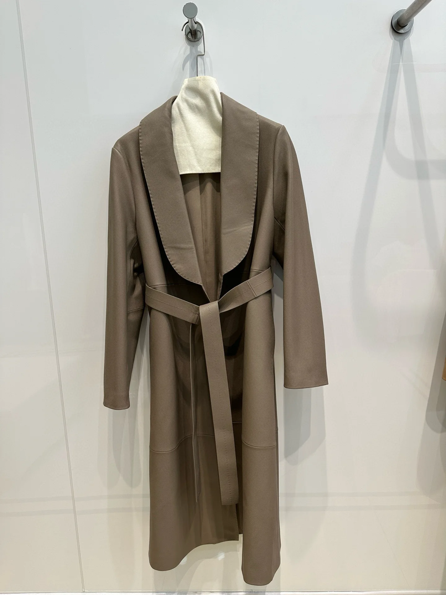 Eleganter Damenmantel aus echtem Leder für die Halbsaison