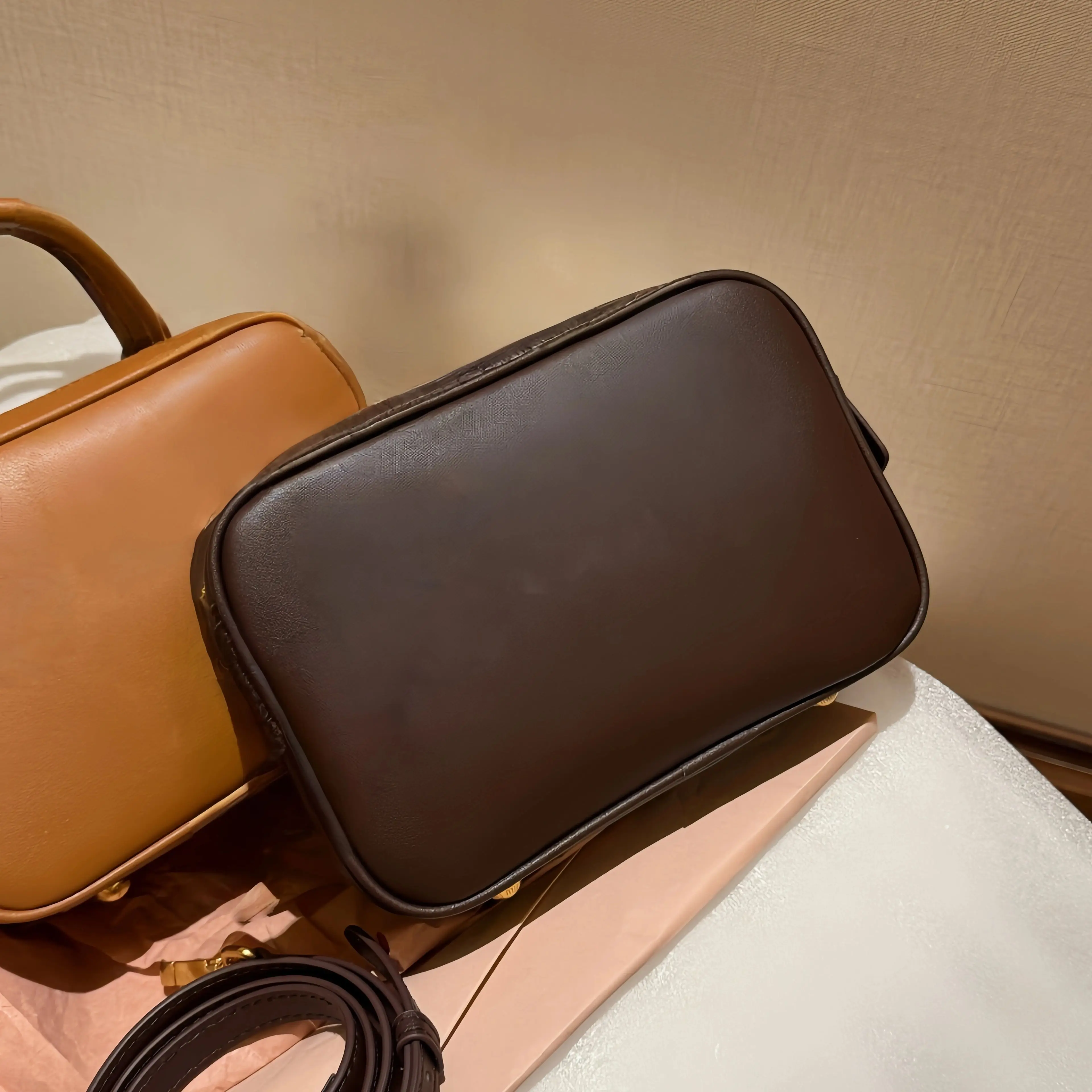 

2026 New Women's Handbag Bowling Ball/Briefcase Crossbody Bag Shoulder Bag, Leather, Three Colors Available, Black, 20*14cm