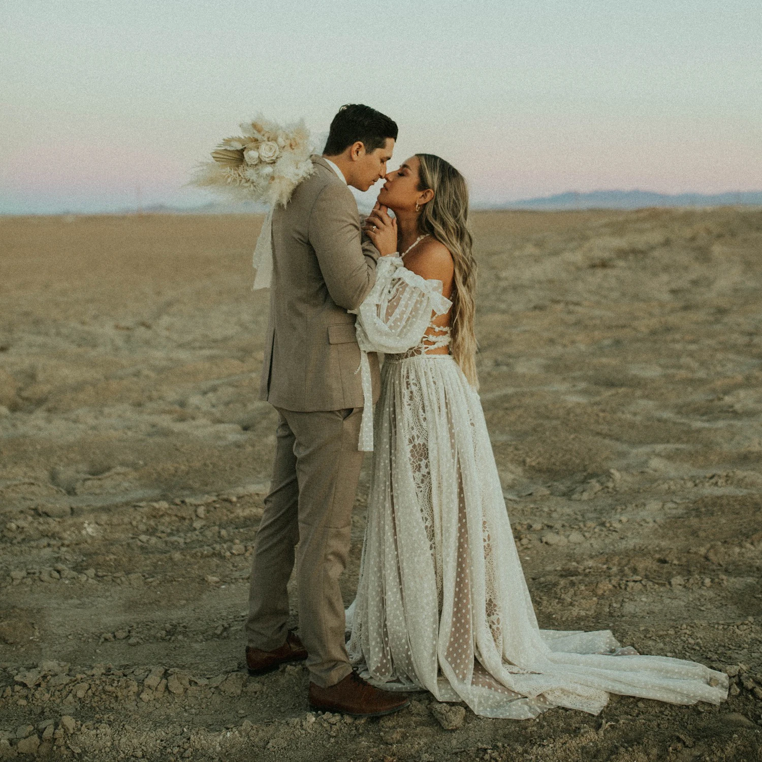 Maßgeschneidertes Boho-Brautkleid mit Spaghettiträgern und Elopement-Brautkleid, rückenfreies Korsett, gepunktete Spitze, langes Brautkleid mit abnehmbaren Ärmeln – Detail 6