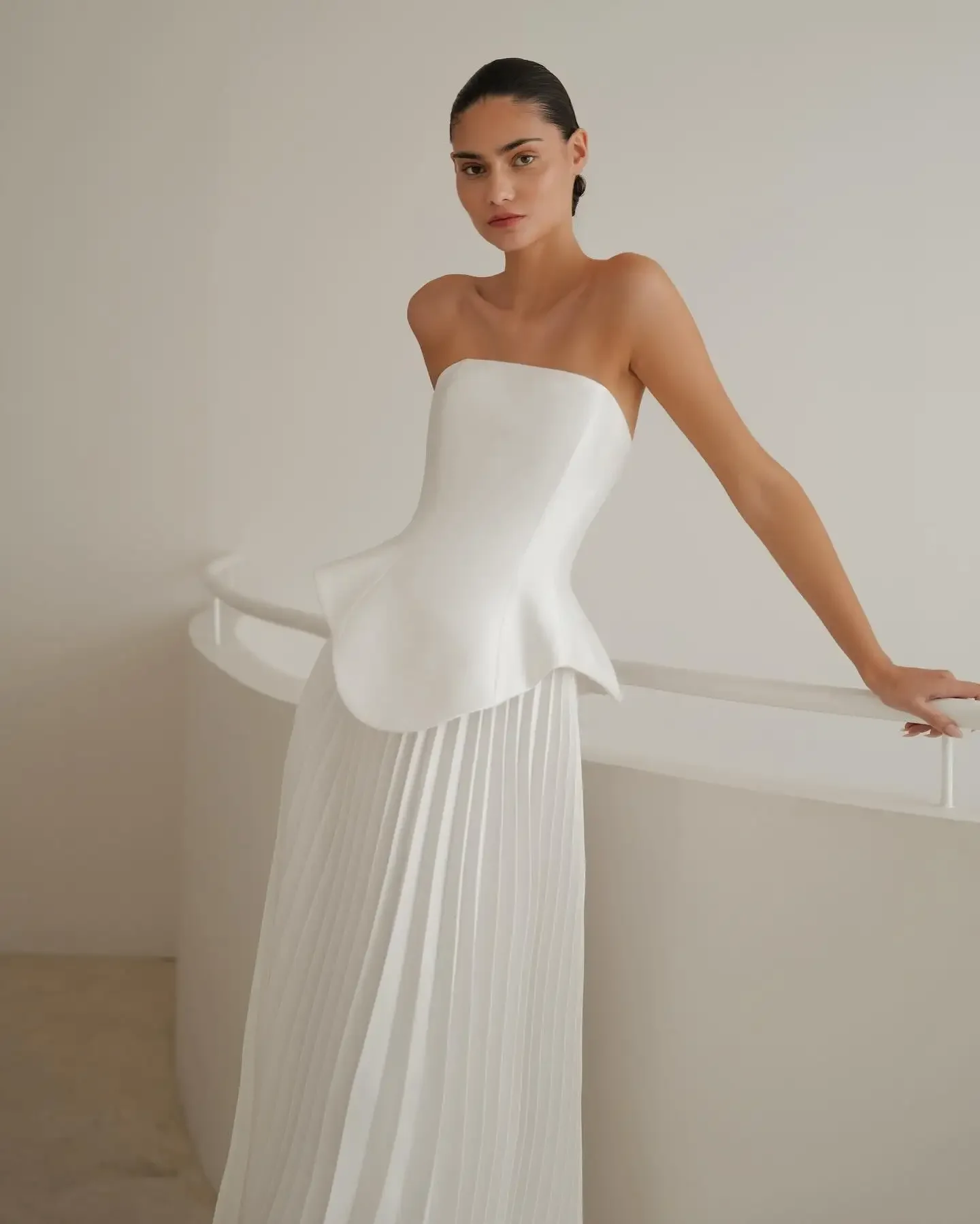 Lakshmigown Weißes Plissiertes Hochzeitskleid Langes Brautkleid aus Seiden-Taft Weißes Plissee-Hochzeitskleid Nach Maß – Detail 8