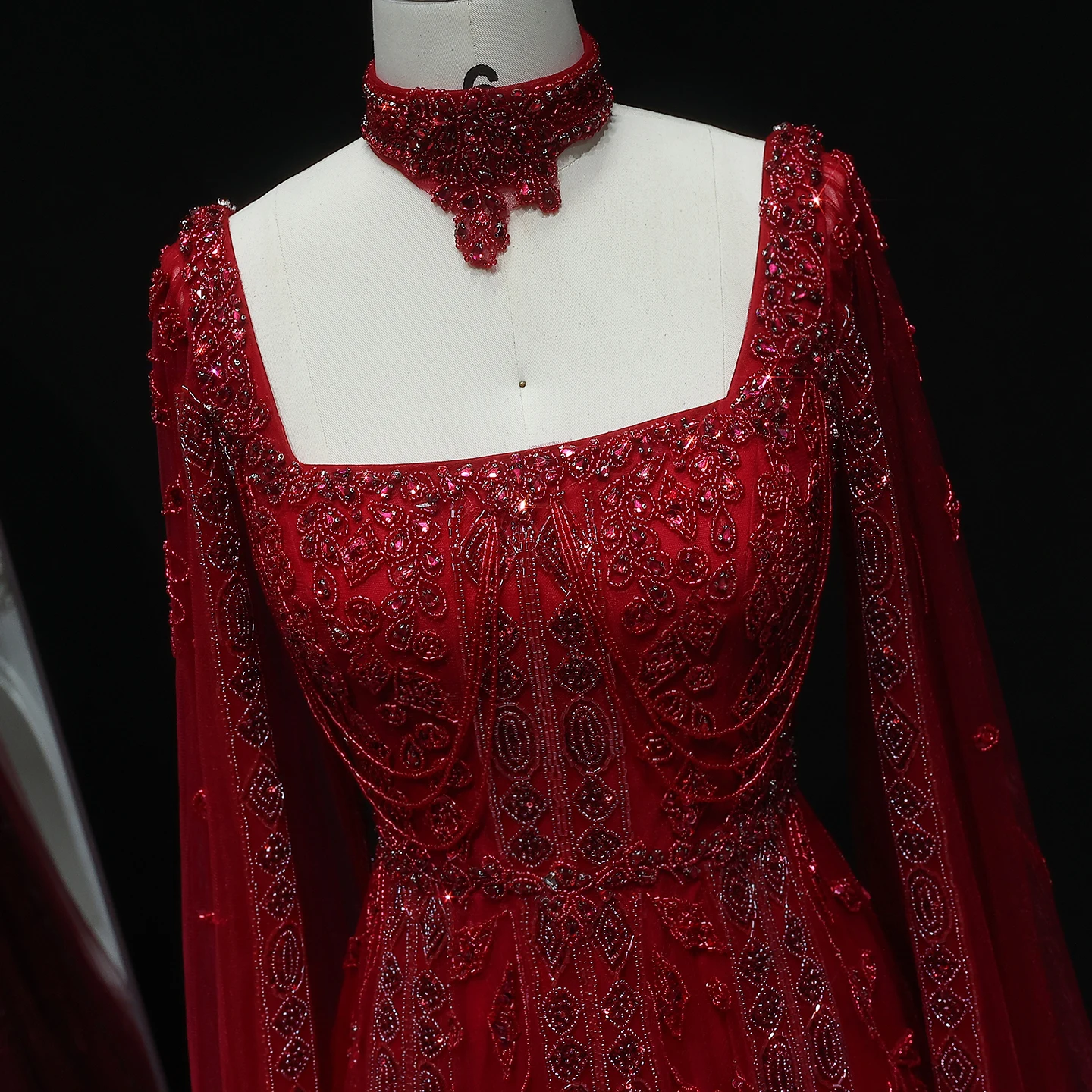 Sharon Said Elegantes Dubai Nude Arabisches Abendkleid mit Cape-Ärmeln Choker Weinrot Hochzeitsfeierkleider SS543 Maßanfertigung – Detail 34