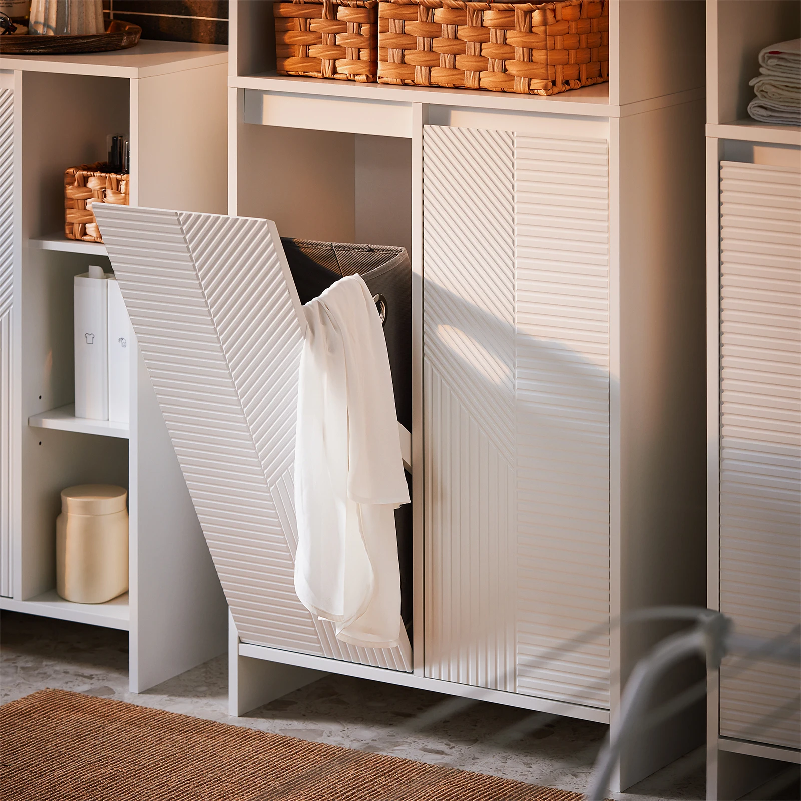 SoBuy BZR155-W Schmaler Badezimmerschrank mit Wäschekorb, Bad Hochschrank mit Türen & Regal für Badezimmer 60x30x171 – Detail 13
