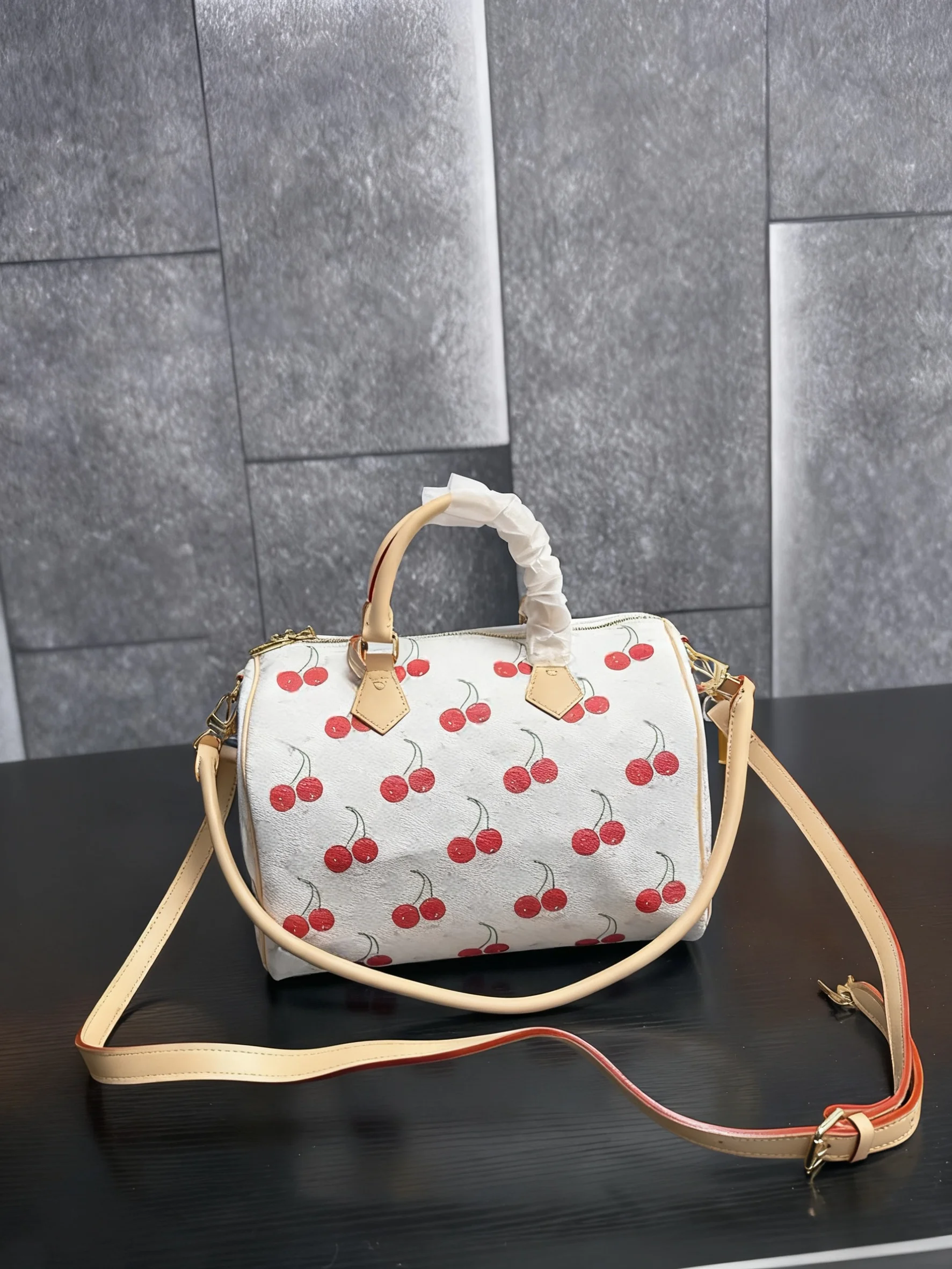 

2025 Новый размер: 32x21 см. Модные универсальные сумки из кожи вишни. Портативные можно носить на плече без коробок.