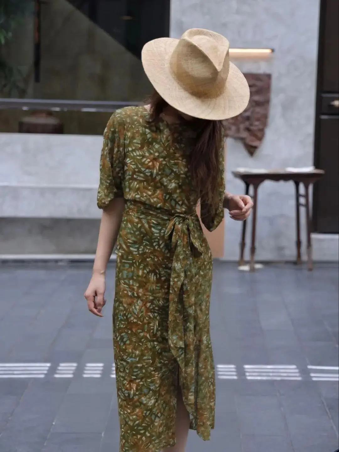 

Elegant classic basic silhouette 100% silk dress
