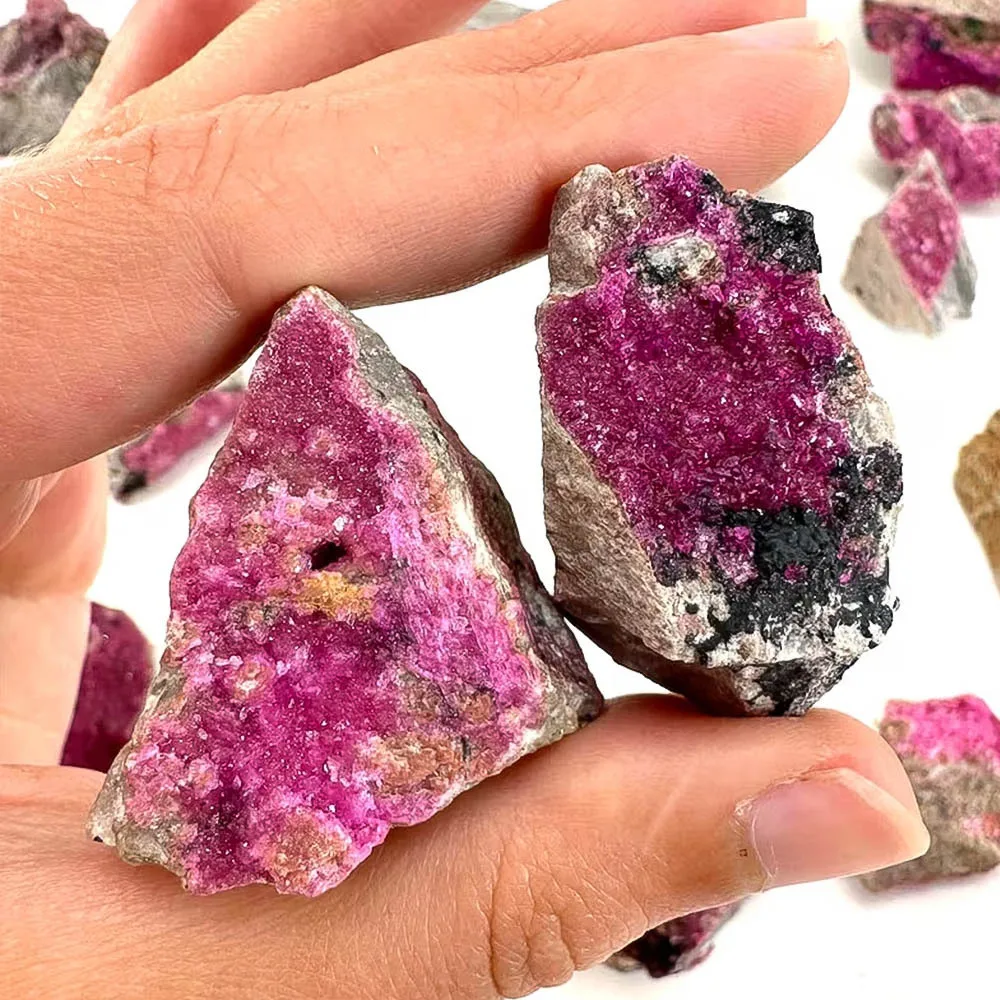Um espécime de calcita de cobalto (congo), calcita de cobalto, calcita de cobalto, salrose, gemas de néctar de espírito de cobaltocalcite