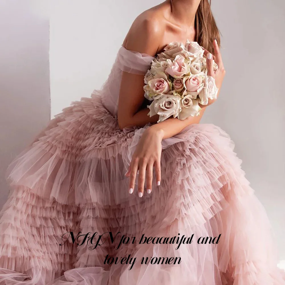 فستان رسمي شبكي وردي من NFYN بطبقات من طبقات بدون حمالات لحفلات الزفاف بدون أكتاف فساتين مناسبة خاصة حسب الطلب