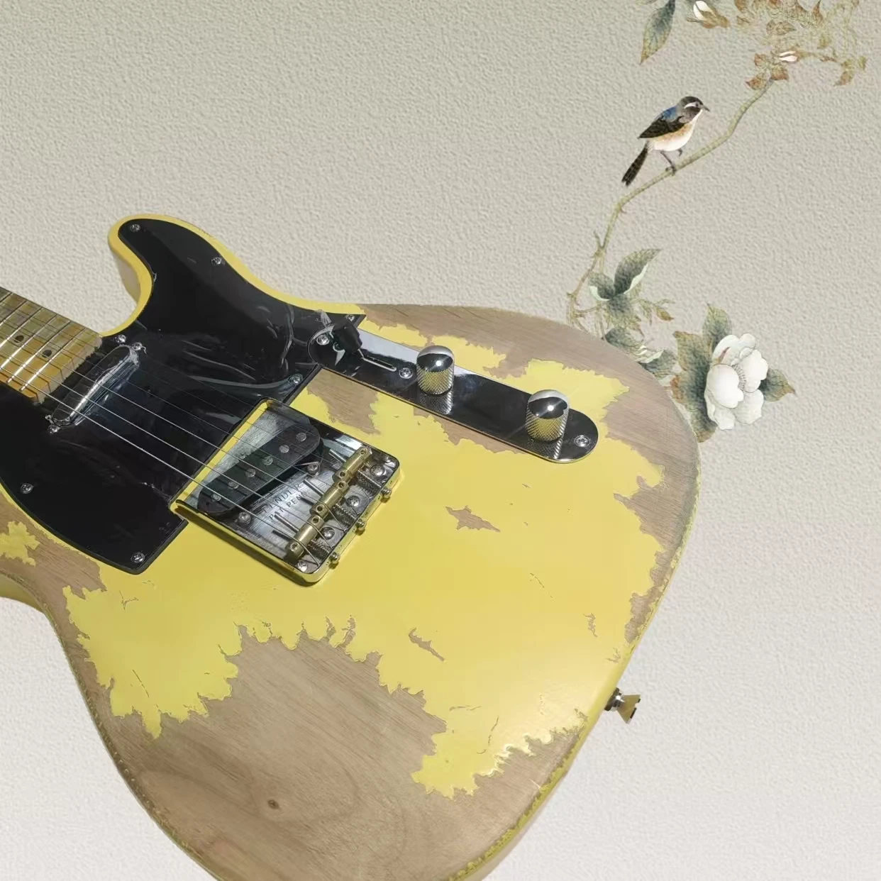 

Heavy Relic 6strings electric guitar , fixed bridge, yellow ,H-S pickup