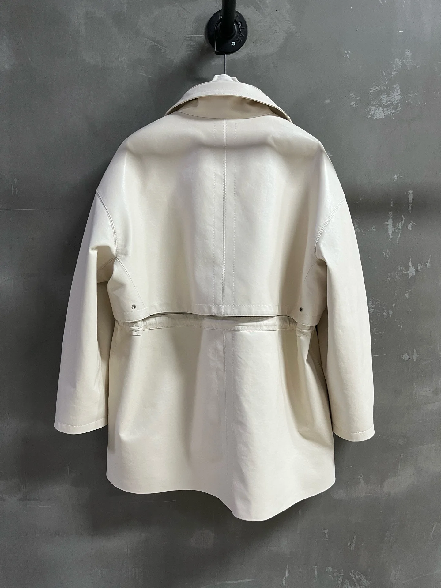 Elegante chaqueta de cuero genuino de otoño para mujer.