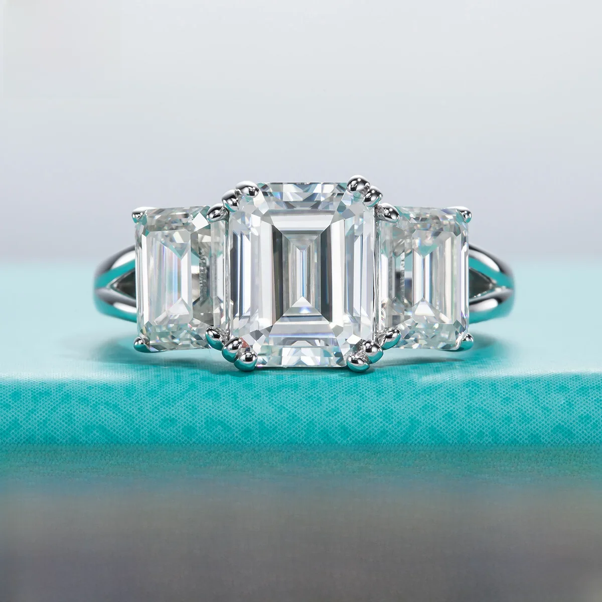 AnuJewel 5cttw Smaragd D Farbe Moissanite Engagement Ring 925 Sterling Silber Drei-Stein-Ring Für