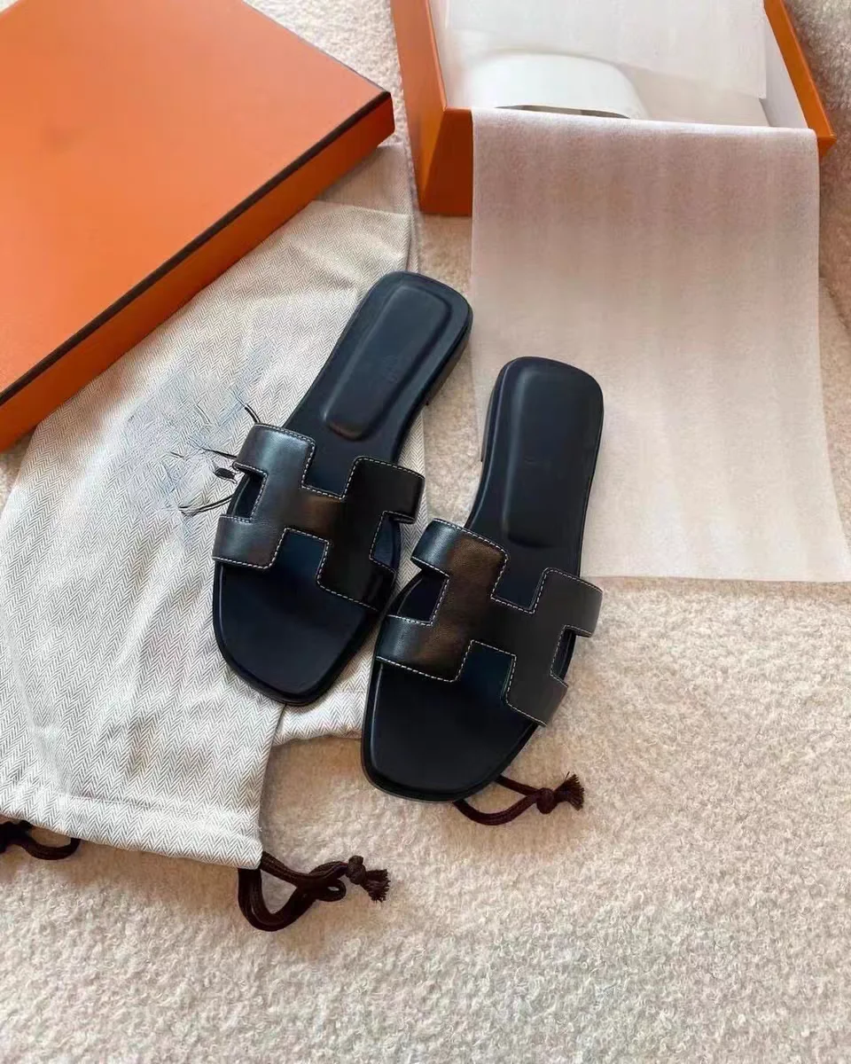 Zapatillas planas de cuero para mujer, chanclas a la moda para la playa, para vacaciones y viajes, color blanco frío, novedad de verano, 2025