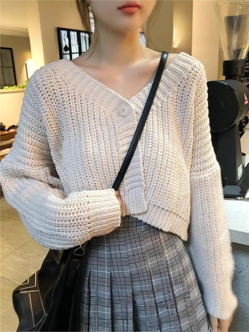 

The new autumn and winter collection features loose coats, thick and soft short cardigans with thick threads