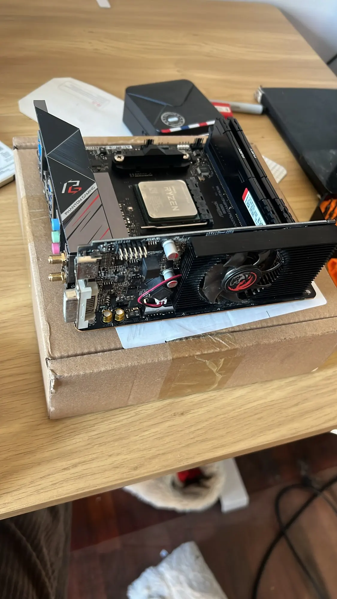 ASRock B550 PHANTOM GAMING-ITX/AX Placa-Mãe Mini-ITX AM4 para CPUs
