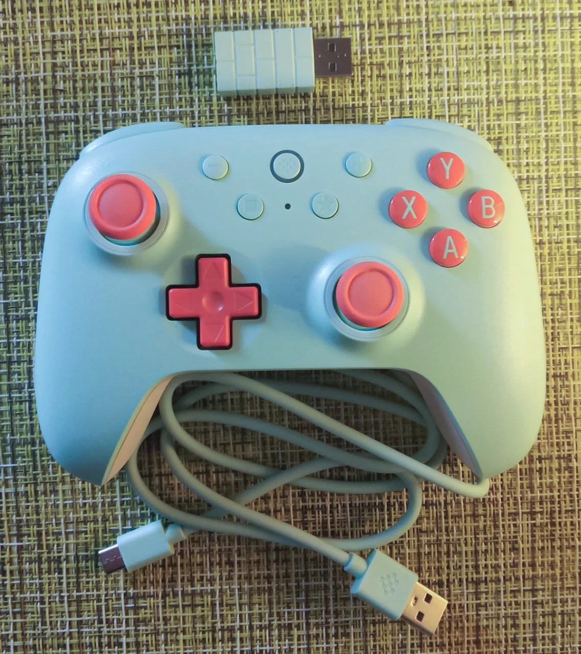 Controlador 8BitDo Ultimate 2C en uso