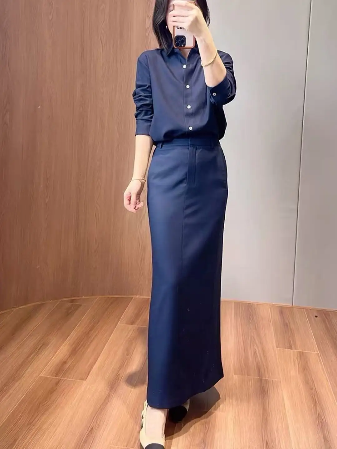 

Элегантный минималистичный женский костюм с длинной юбкой из тонкой шерсти