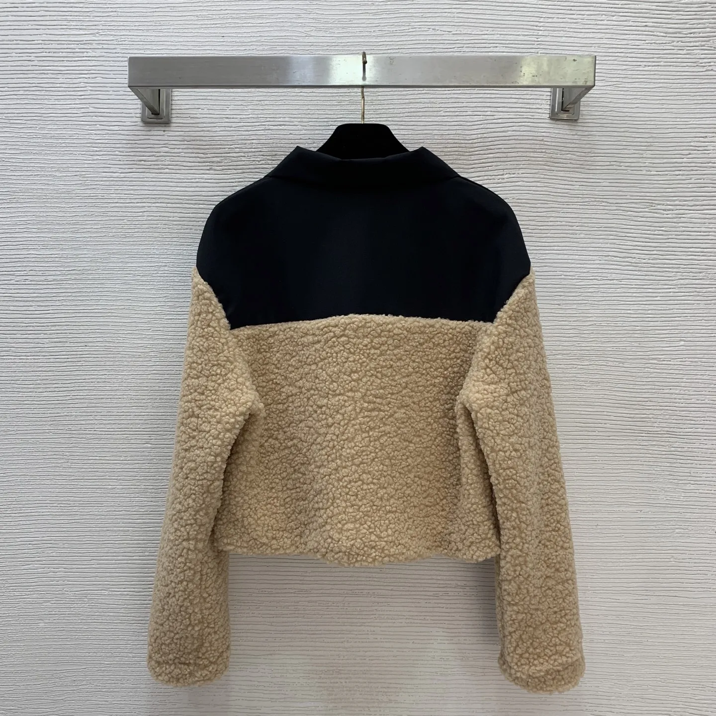 

25SS осенне-зимнее женское короткое пальто в стиле пэчворк на молнии с длинными рукавами и отложным воротником SU285