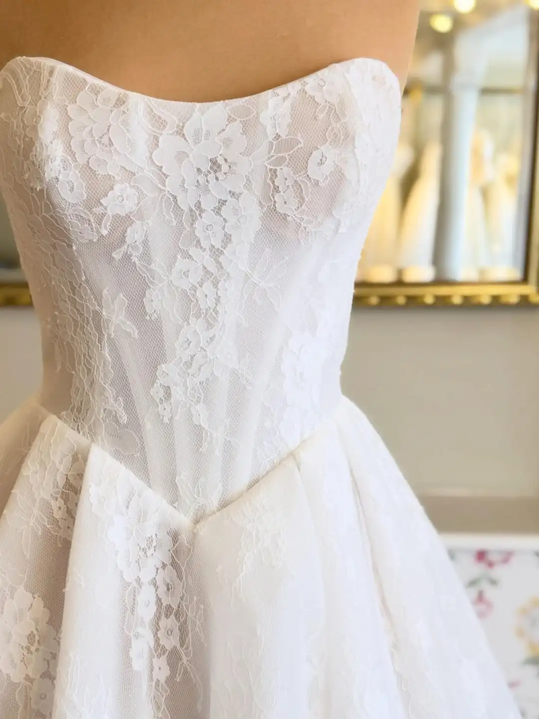 Lakshmigown Trägerloses Spitzen-Hochzeitskleid Ärmellos Vestido De Novia A-Linie Bodenlange Hochzeitsrobe Maßanfertigung – Detail 6