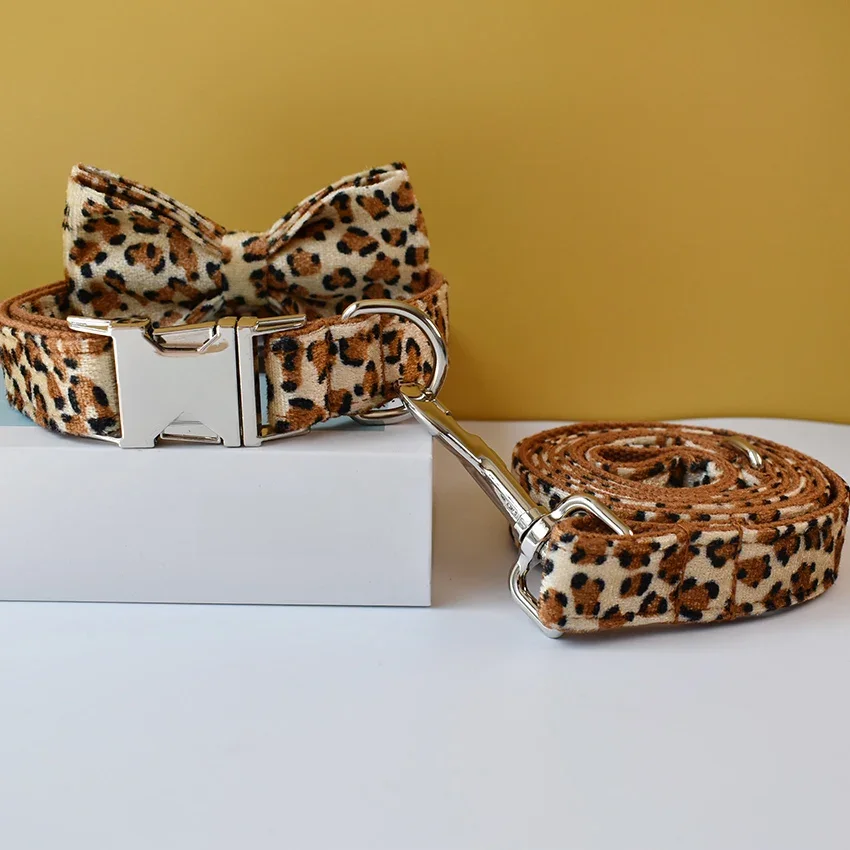 Collier pour chien à imprimé léopard avec nœud papillon, pour chiens de petite, moyenne et grande taille, colliers personnalisés avec plaque gravée, collier pour animaux de compagnie, accessoires pour