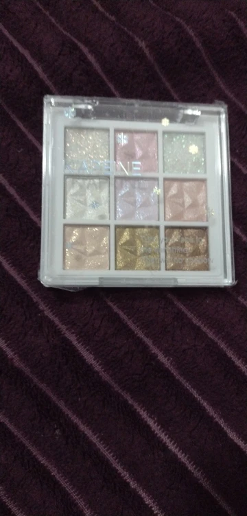 9 Colors Glitter Snowflake Eyeshadow Palette Dream Girl Pearly Eye Shadow Matte Matte Highlights Cool Tone Charming Eyes Makeup photo review