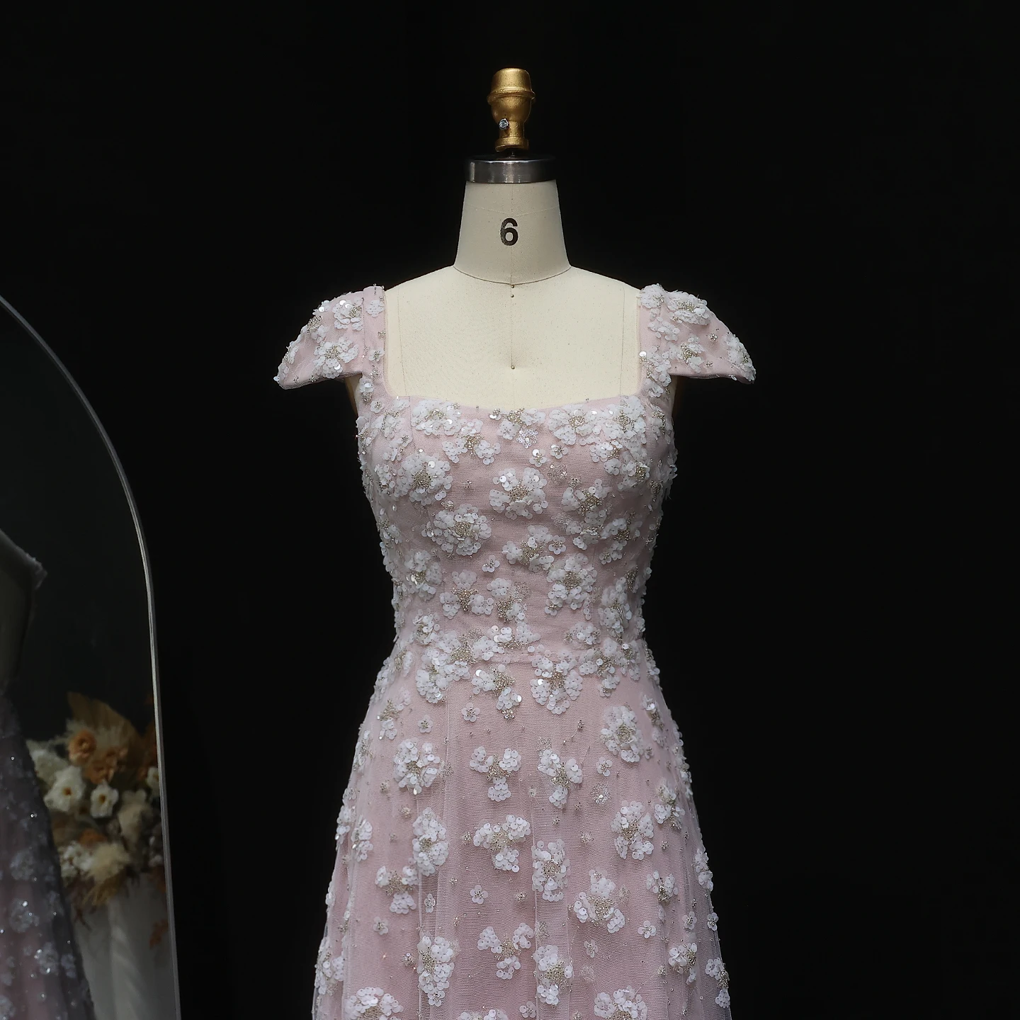 Sharon Said Elegantes, zartrosa, florales langes Abendkleid 2026, Hochzeitskleid mit quadratischem Ausschnitt und offenem Rücken, Party- und Ballkleid SS602, individuell anpassbar – Detail 9