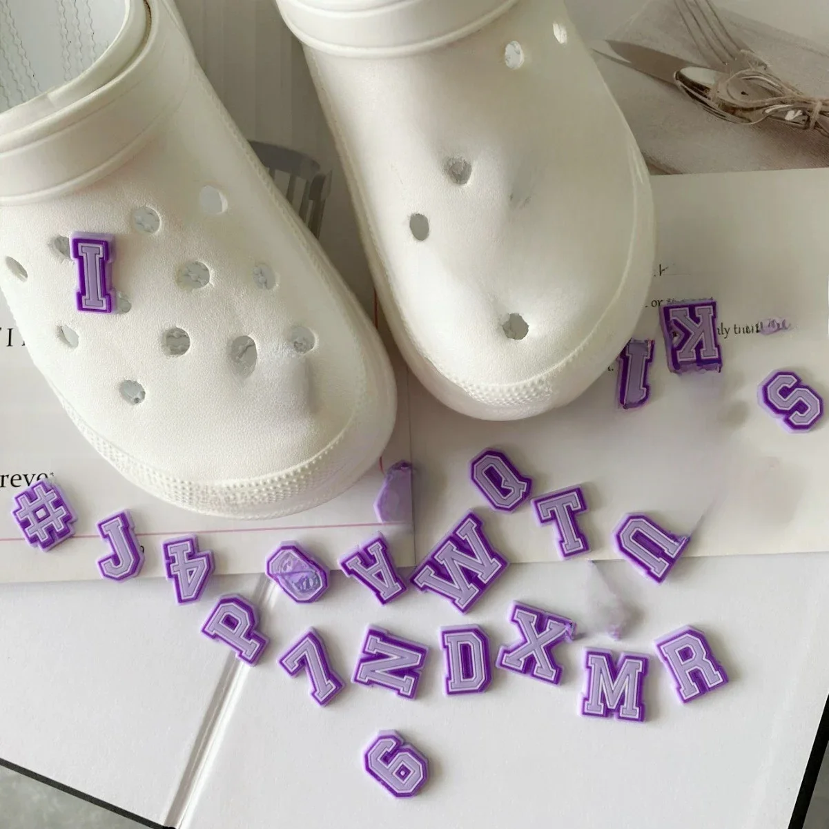 Épingles de lettres de l'alphabet violet, breloques de chaussures pour sabots Crocs, accessoires de diapositives à bulles, bricolage de décoration de chaussures, breloques à boucle, cadeaux de fête