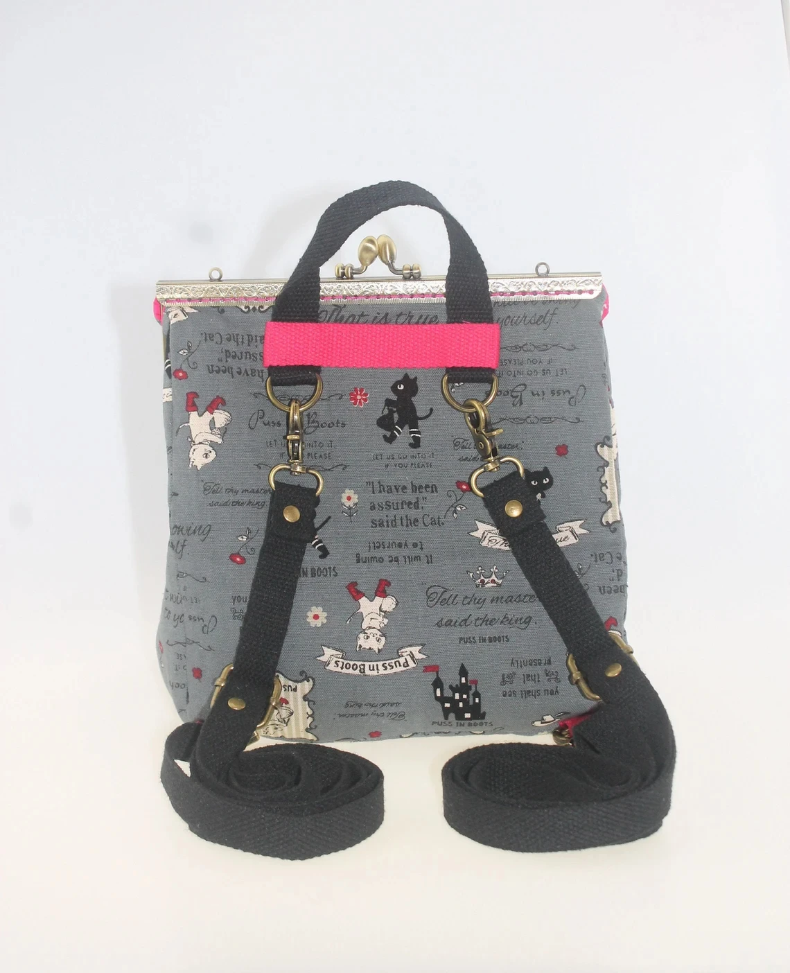 Lost In Vintage Ukuran Besar Puss in Boots Print Kiss Lock Ransel Convertible atau Tas Selempang atau Bahu dengan Logam 23x10x20cm