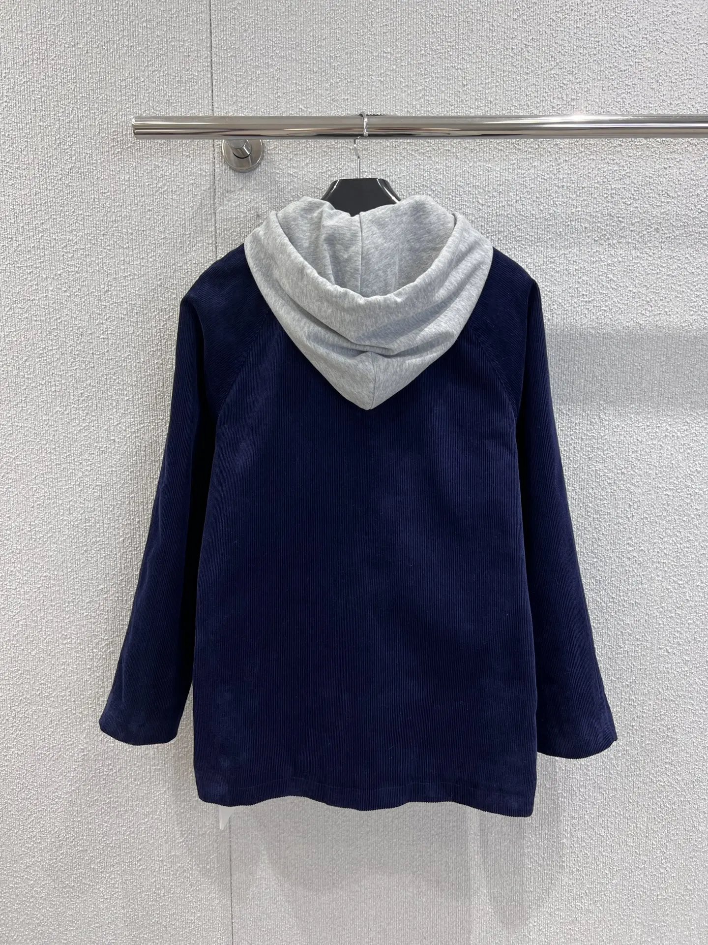 

Новая зимняя вельветовая куртка с капюшоном и металлическими пуговицами 2025 года 539