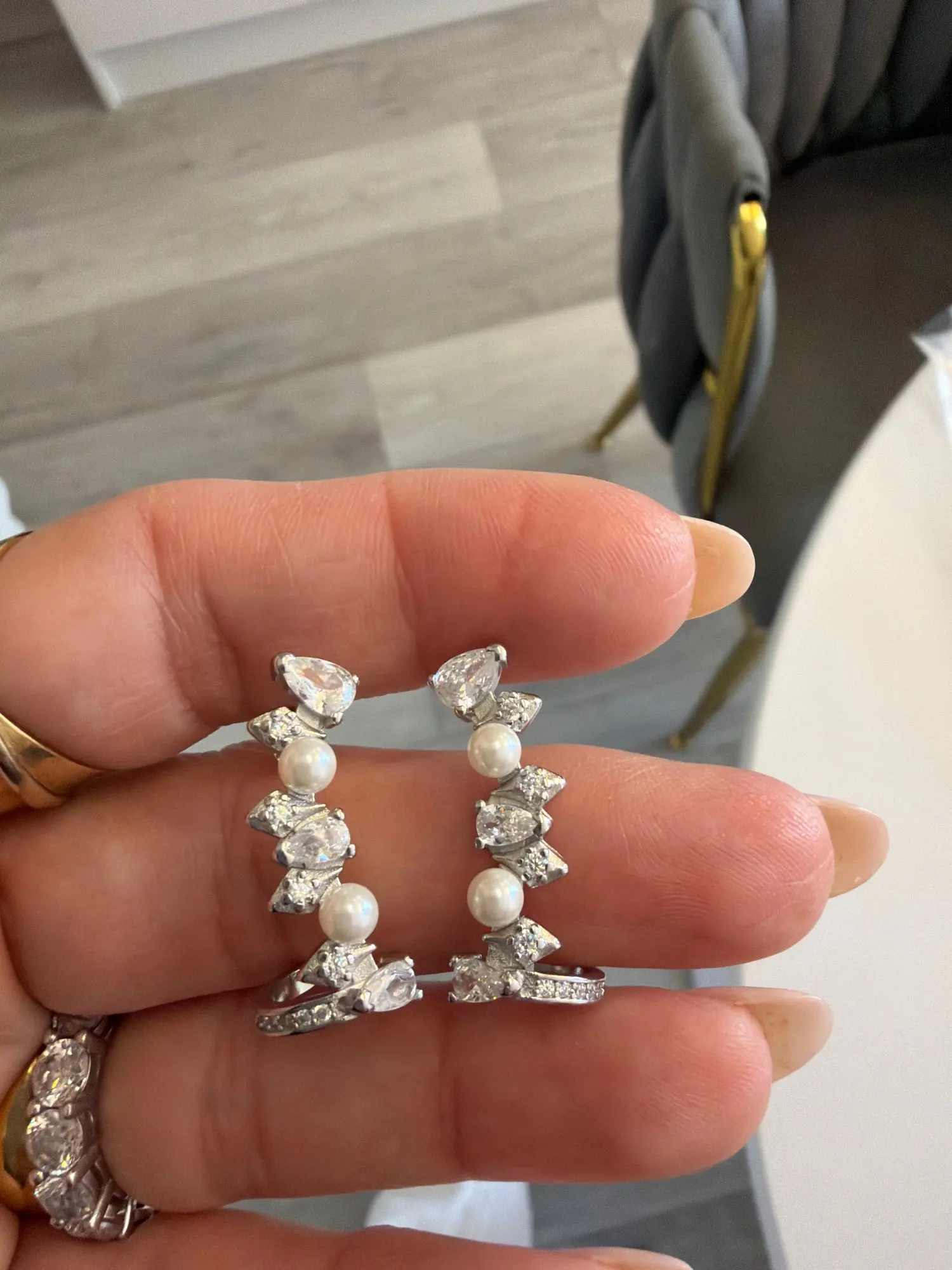 Pearls and Ice Crystals Glam Fashion Stud Earrings For Women photo review