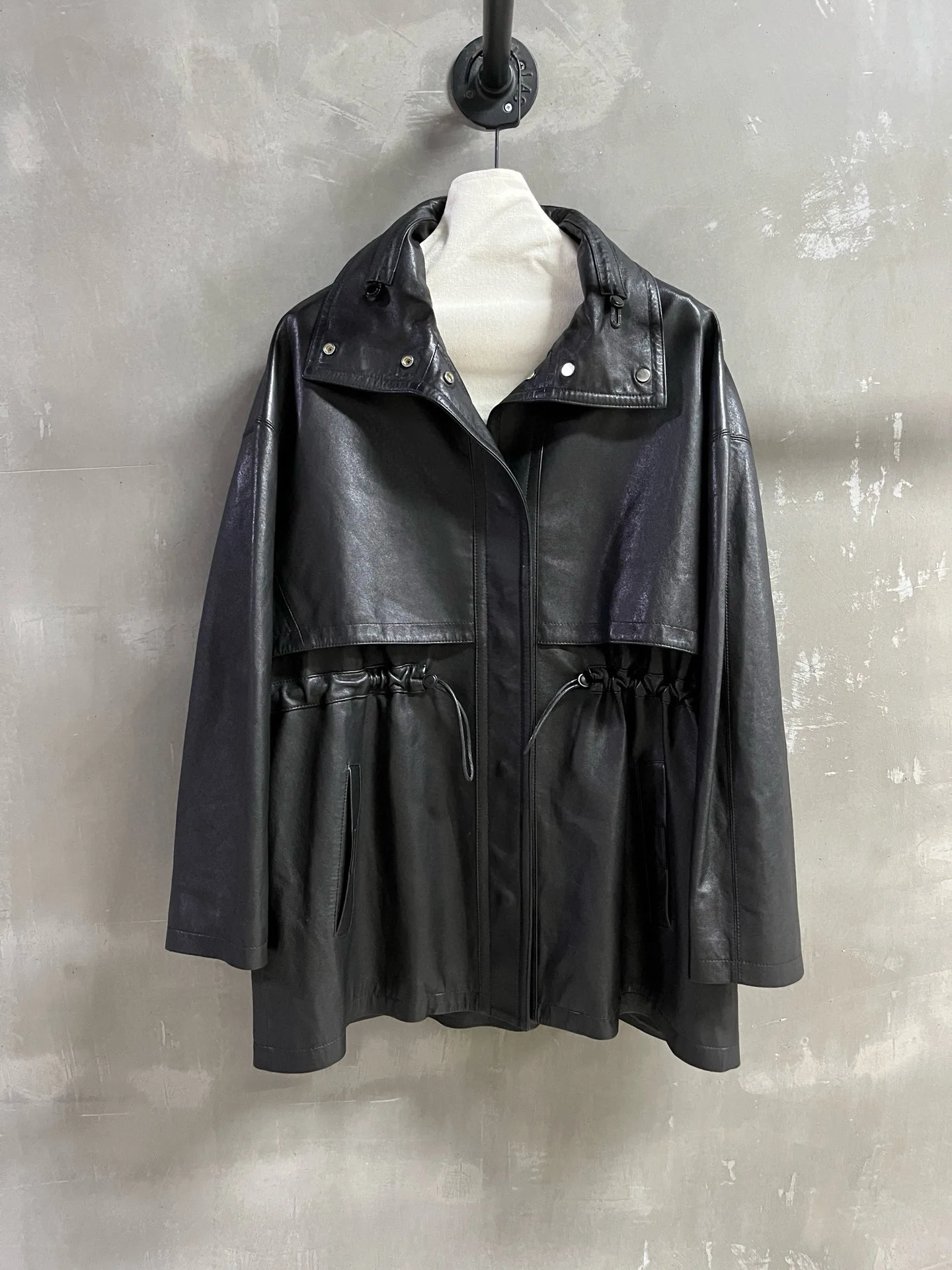 Elegante chaqueta de cuero genuino de otoño para mujer.