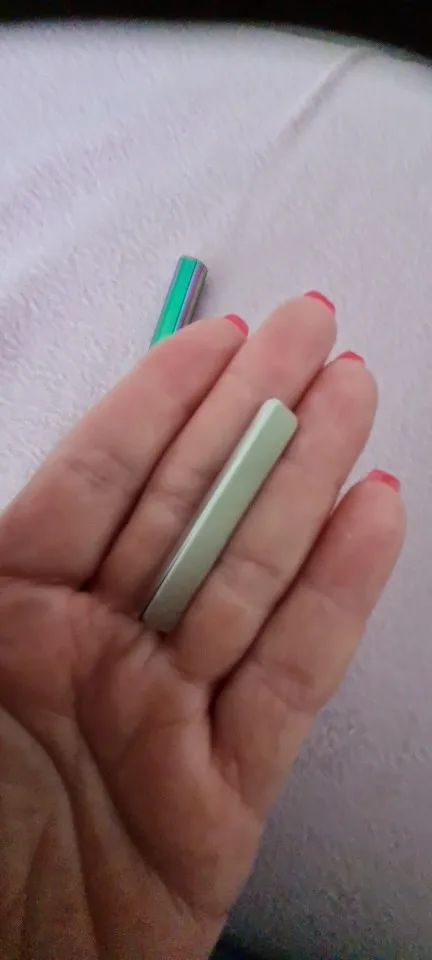 Bolígrafo Magnético para Uñas, pequeño pero potente, excelente para manicuras creativas.