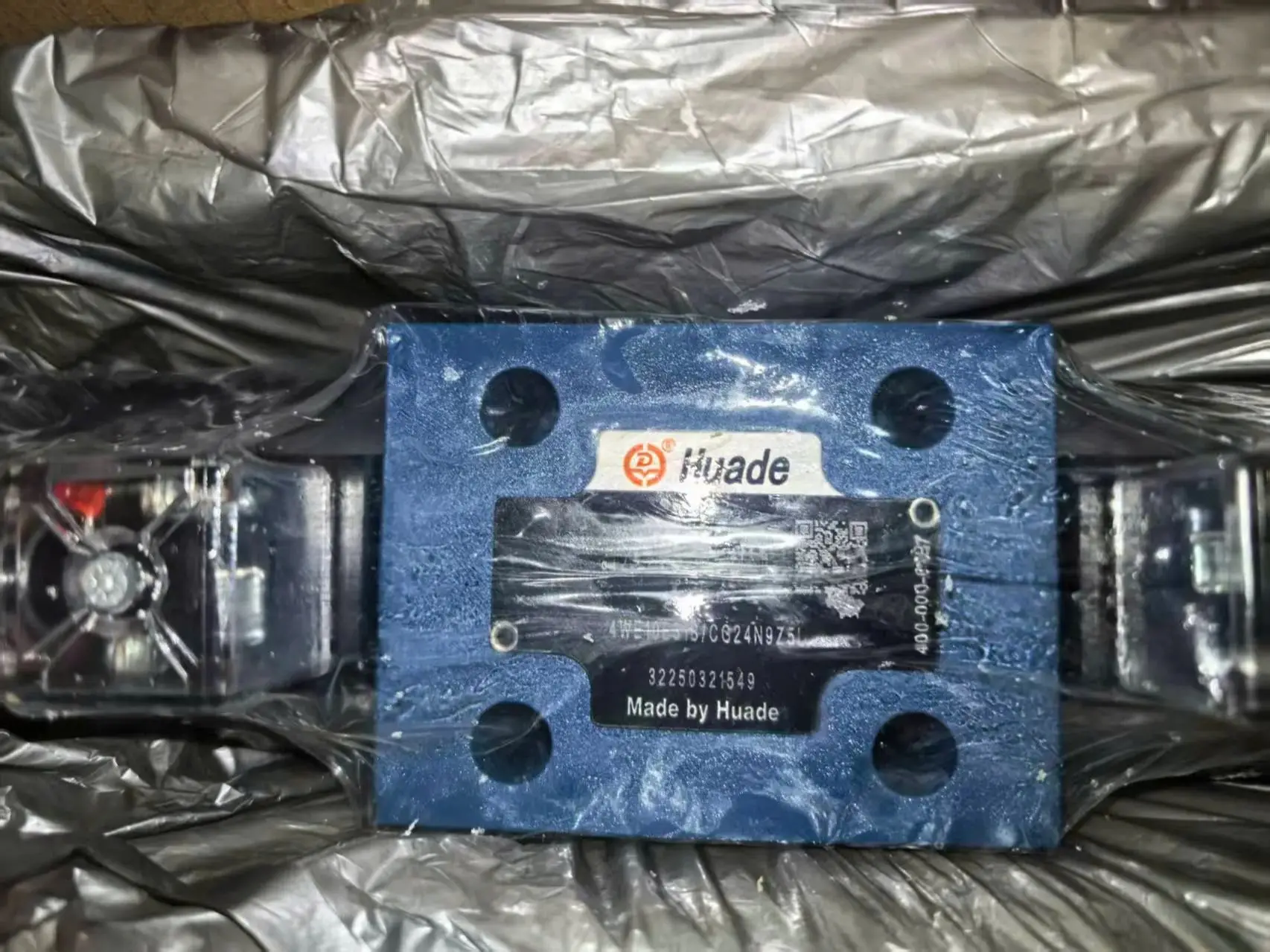 Original 4WE10E31B/CG24N9Z5L 4/3 Way Solenoid Directional Control Valve 24V DC