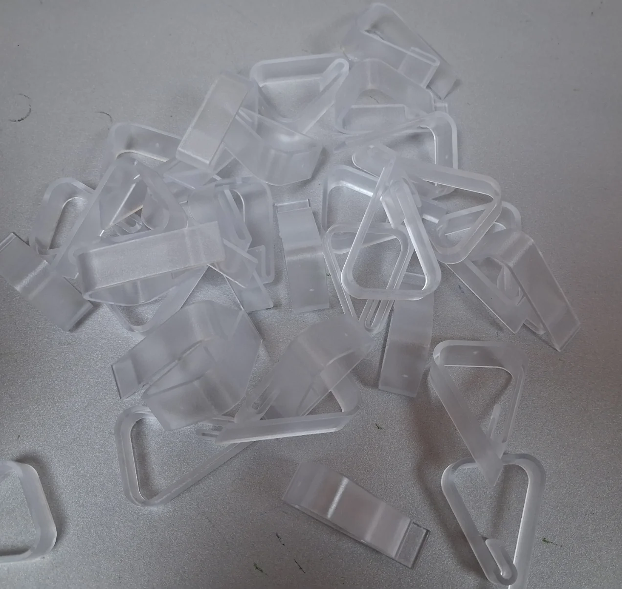 200 tafelkleedklemmen, tafelkleedhouders, tafelkleedclips. Kunststof materiaal. Ideaal voor horeca en buitenactiviteiten. Bulkverpakking in herbruikbare kartonnen doos. Brons