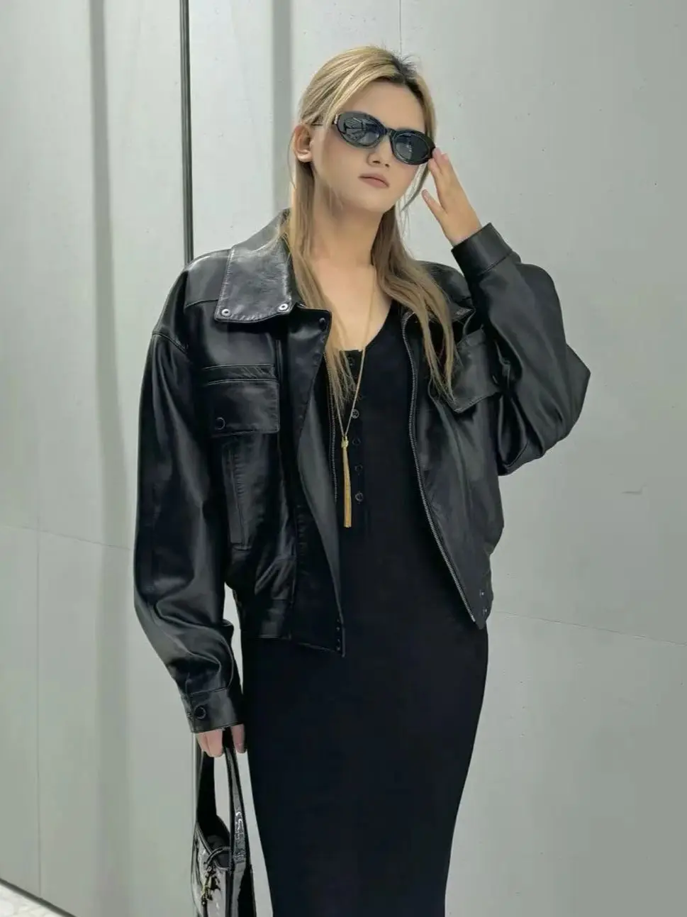 سترة جلدية أساسية ذات جيوب مزدوجة عصرية عتيقة