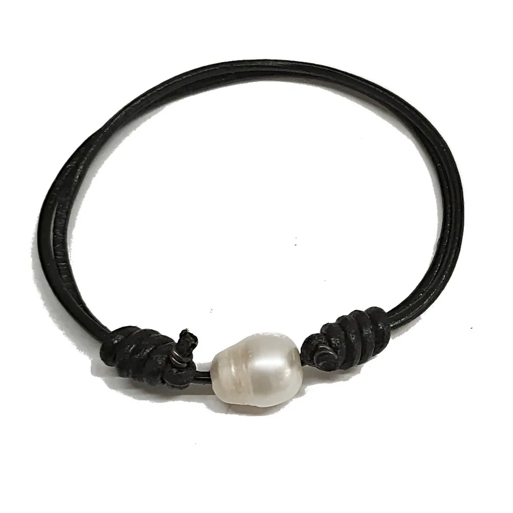 White cultured pearl bracelet 11mm and black leather. Sliding bracelet, adaptable and bag fabric gift