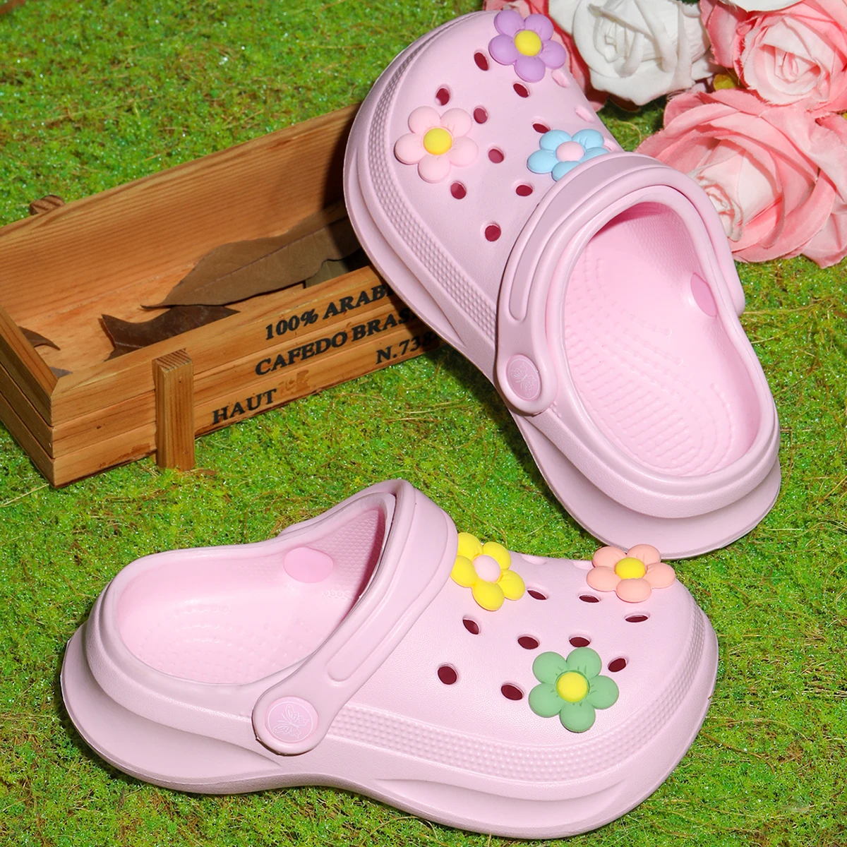 

Colorful and playful floral clogs, new garden shoes, comfortable and breathable children's shoes.