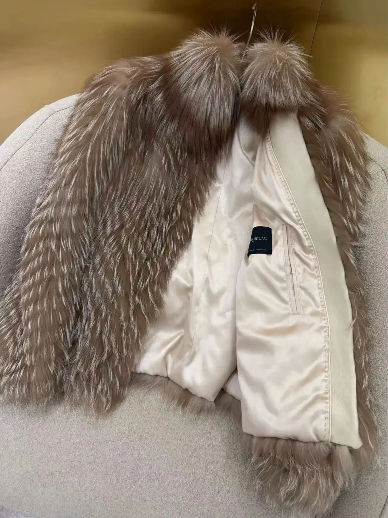 高品質のシルバーフォックスのスタンドカラー付きコートを輸入しました